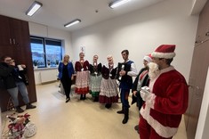 od lewej: Małgorzata Walczak z BWA oraz studenci i studentki z ZPiT Połoniny