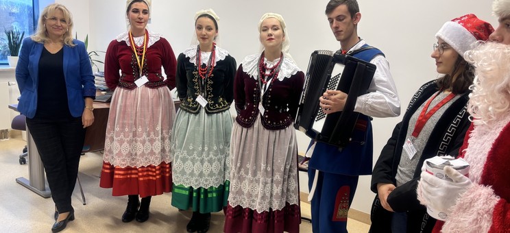 od lewej: Małgorzata Walczak z BWA oraz studenci i studentki z ZPiT Połoniny