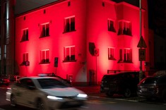 Podświetlony na czerwono budynek rzeszowskiego MOPS-u