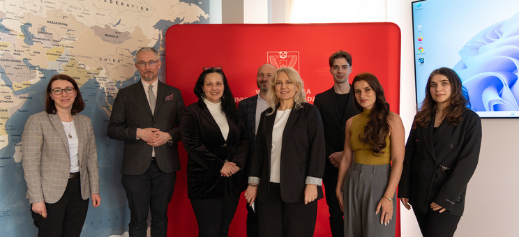 od lewej: dr Katarzyna Kurzępa-Dedo, dr hab. Andrzej Adamski prof. WSIiZ, dr Iwona Leonowicz-Bukała, dr inż. Wojciech Szymański, dr inż. Małgorzata Walczak, lic. Kamil Stojak, mgr Wiktoria Sudoł-Kaszuba, lic. Marlena Szczur