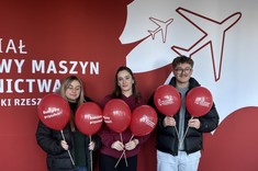 Studenci Wydziału Budowy Maszyn i Lotnictwa z czerwonymi balonami