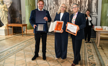 Od lewej: prof. dr hab. Jacek Męcina, dr inż. Małgorzata Walczak, prof. dr hab. inż. Maria Mrówczyńska, Wiceminister Nauki i Szkolnictwa Wyższego