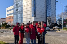 Studenci Wydziału Budownictwa, Inżynierii Środowiska i Architektury z czerwonymi balonami