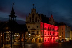 Podświetlony na czerwono budynek rzeszowskiego ratusza