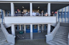 Studenci Wydziału Elektrotechniki i Informatyki z czerwonymi balonami 