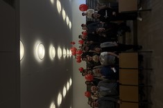 Studenci Wydziału Mechaniczno-Technologicznego w Stalowej Woli z czerwonymi balonami