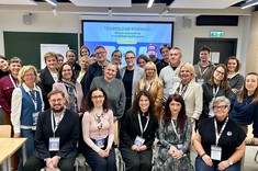 Zdjęcie uczestników i uczestniczek konferencji,