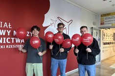 Studenci Wydziału Budowy Maszyn i Lotnictwa z czerwonymi balonami