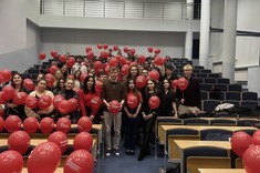 Studenci Politechniki Rzeszowskiej wraz z Samorządem Studentów z czerwonymi balonami, 