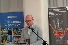 dr Karol Czarnecki, Prezes Fundacji "Z Serca Dla Serca" przemawia na konferencji w ramach kampanii "Stop przemocy", 