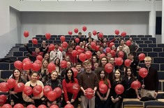 Studenci Politechniki Rzeszowskiej wraz z Samorządem Studentów z czerwonymi balonami, 